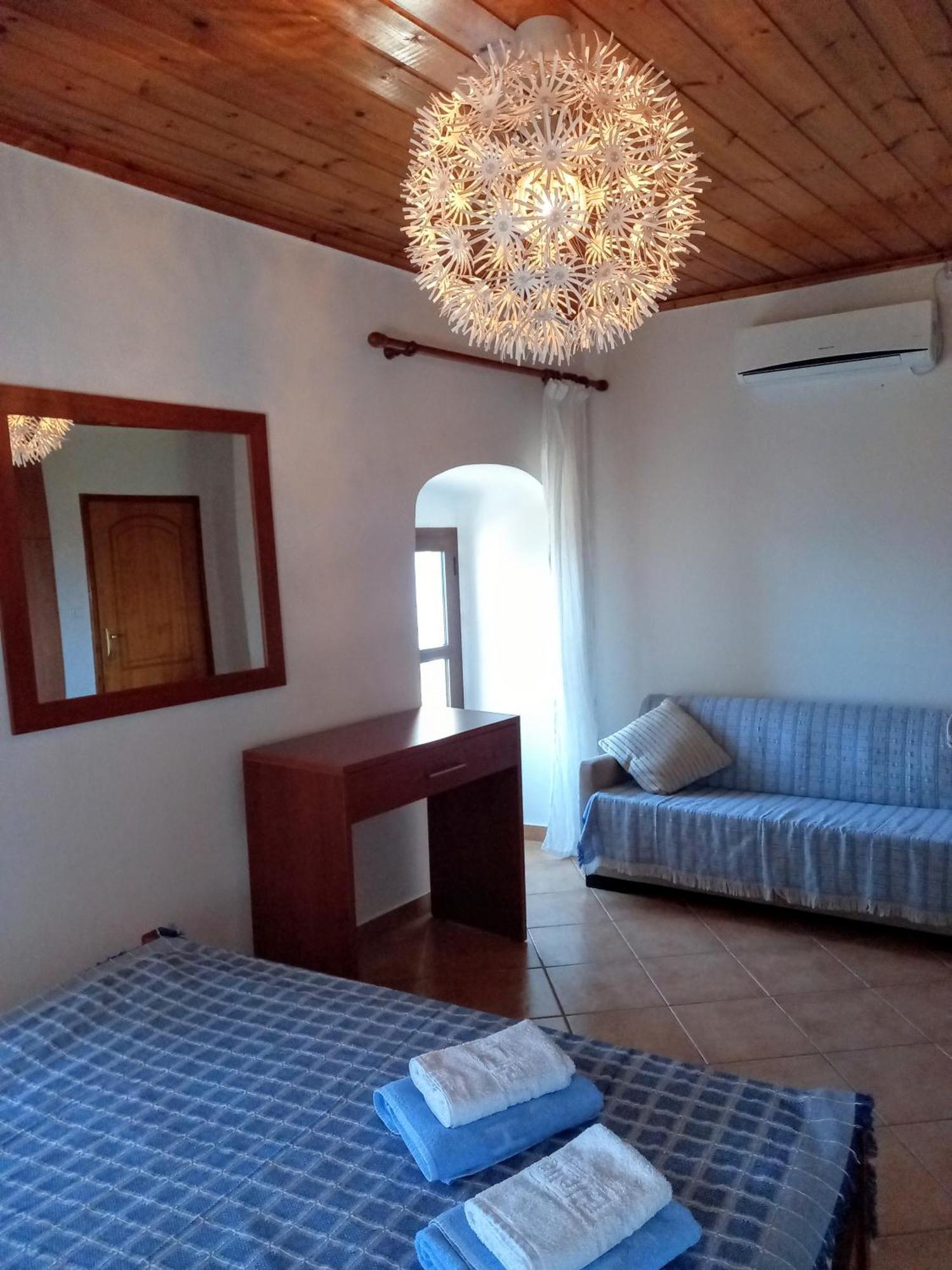 Amphora Guesthouse Himare Bilik gambar